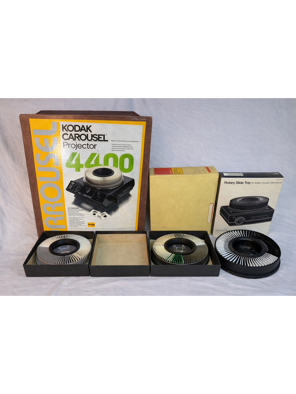 Kodak Carousel 4400 Projector 4 Trays 35mm Slides Remote Mixed Lot Powers On